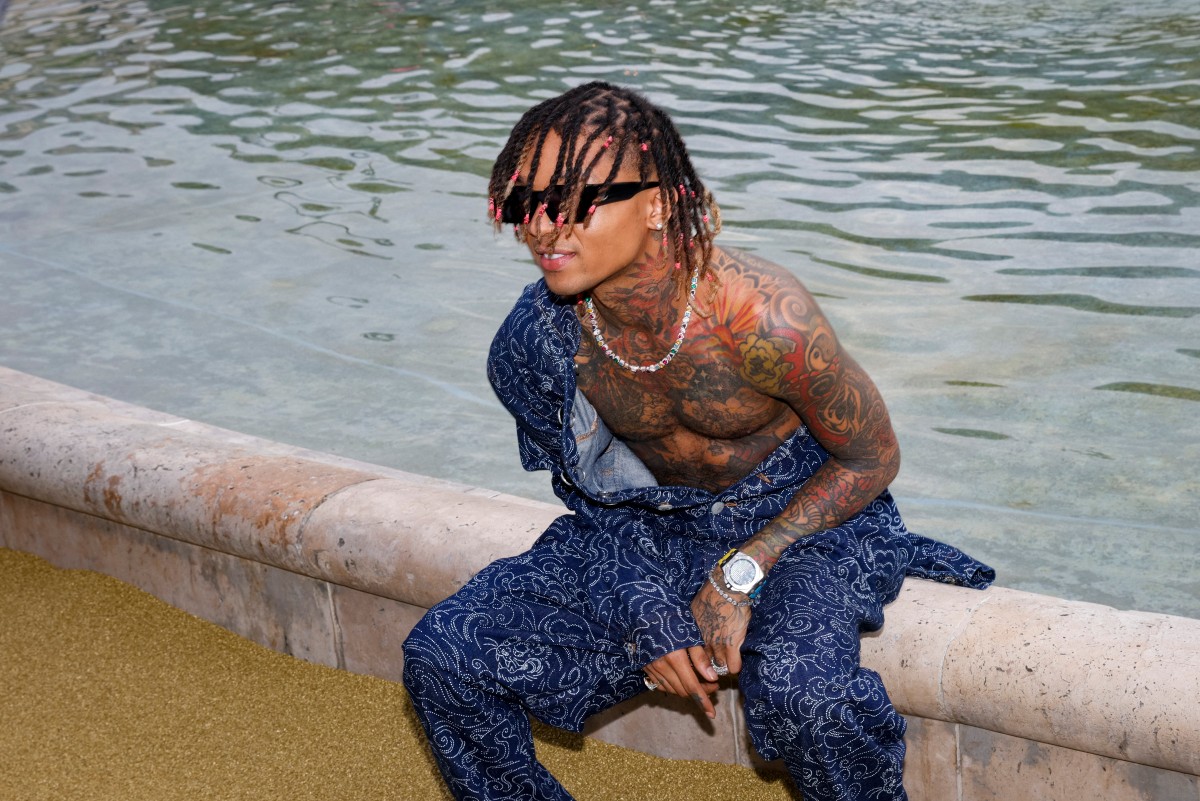 بالصور- عمال بناء ومهرجون باليوم الثاني من أسبوع الموضة الرجالية في باريس